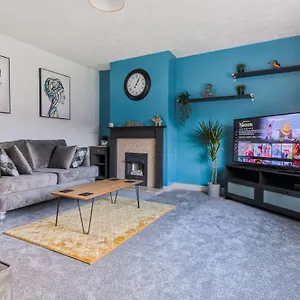 Rookwood House - Spacious With Free Parking - Short Holiday home