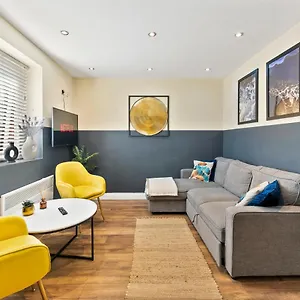 Central Leeds Gem - Parking - Sleeps 6 Apartment